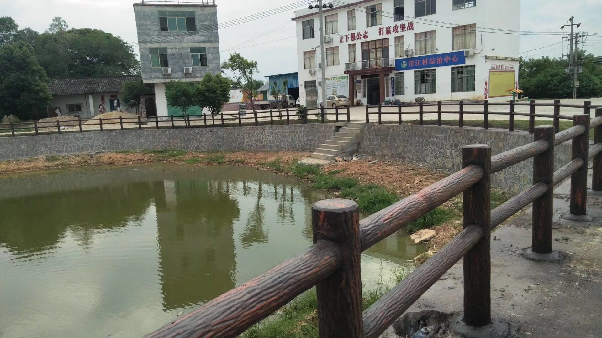 仿树皮护栏